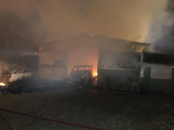 Incêndio atingiu loja da Frisa na noite desta segunda-feira (30)