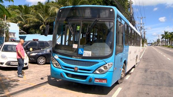 Ônibus da linha 596 foi levado para a Delegacia Regional da Serra após o assalto