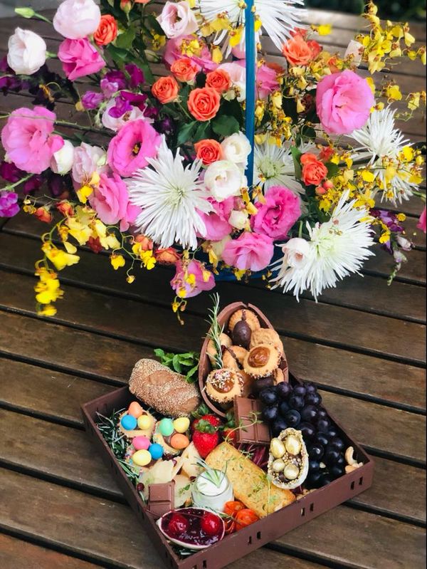 Opção de presente para a Páscoa da capixaba The Picnic Box: tem a opção de enviar com arranjo de flores pascais, parceria com a designer floral Sofia Francischetto por Divulgação