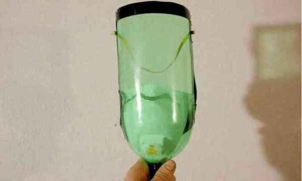 Tutoriais na internet ensinam como fazer máscara de garrafa pet