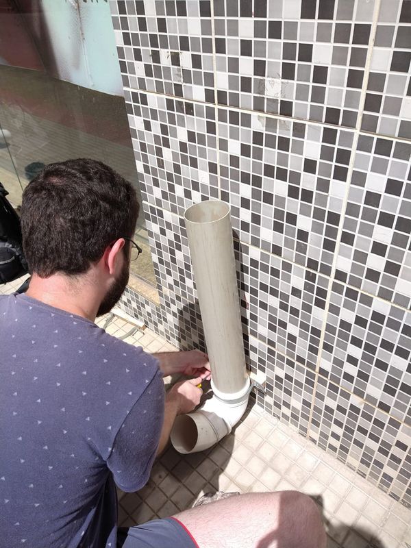 Voluntários alimentam cachorros de rua durante isolamento social no Sul do ES por ONG Pelo Amor