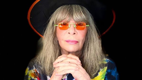 Atualmente morando no interior de São Paulo, cantora se afastou do palco e decidiu só sair de casa em caso de necessidade; Rita Lee avaliou cenário da Covid-19 no Brasil
