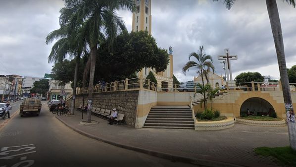 Poda realizada nas árvores da praça da igreja matriz do município fez com que milhares de andorinhas procurassem por abrigo em fios, terraços e casas, gerando muito mau cheiro, barulho e revoadas incessantes