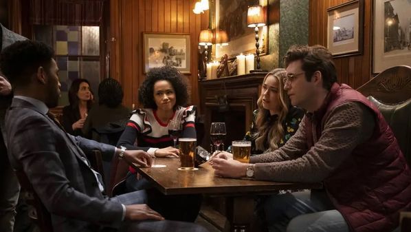 Comédia romântica de Richard Curtis ganha novas nuances pelas mãos da atriz, roteirista e produtora Mindy Kaling