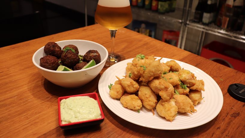 Bolinho cervejeiro, kiéber e cerveja da Casa do Cervejeiro,, em Vitória