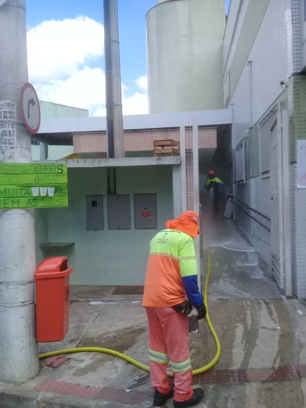 Agentes da Prefeitura de VItória realizam limpeza das calçadas da Capital