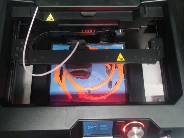 Equipe da Ufes produz suporte para máscara de proteção facial por Marcia H. M. Paiva