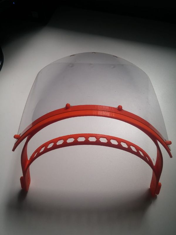 Equipe da Ufes produz suporte para máscara de proteção facial por Marcia H. M. Paiva