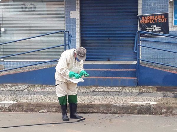 Limpeza das vias de Fundao é feita em dias alternados com sabao e cloro diluídos em água