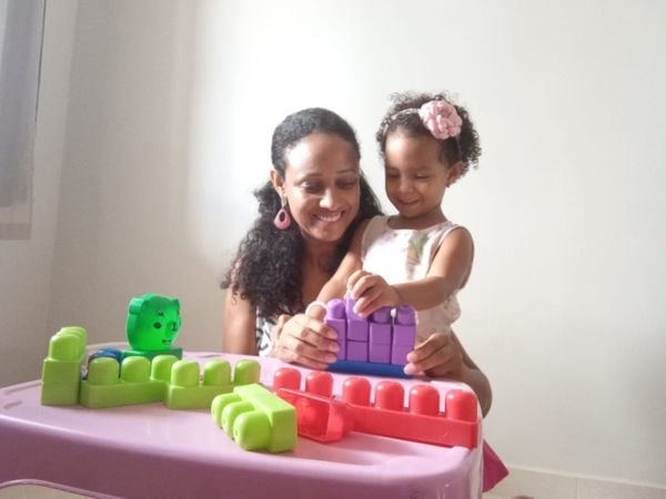 Sylvia Batista com a filha, Ananda, de 3 anos: confinamento em época de coronavírus