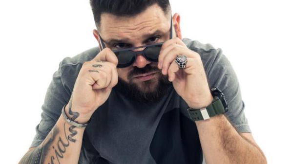 A partir deste sábado (4), Leandro Netto vai transmitir seus sets direto das pistas dos espaços fechados. Dinheiro arrecadado vai ajudar entidades a enfrentarem o coronavírus. Confira outros eventos do fim de semana