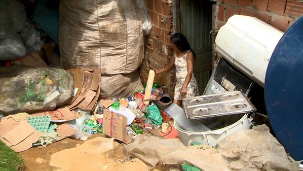 Com a queda do movimento nas ruas, ambulantes e catadores ficam sem trabalho e contam com ajuda de vizinhos para se alimentar durante pandemia do novo coronavírus