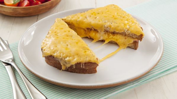 Receita é uma sugestão para o lanche em home office e leva creme de leite temperado com noz moscada e pimenta-do-reino