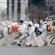 Trabalhadores municipais vestindo   roupas de proteção pulverizam produtos   químicos e desinfetam ruas em área da   capital Bucareste, na Romênia. 