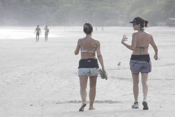 Banhistas na praia da Baleia, em São Sebastião, no litoral norte de São Paulo