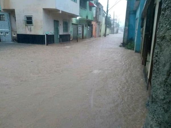 Chuva forte alagou ruas de Marataízes pela manhã 