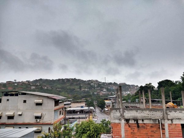 Com alerta de ventos fortes, chove e tempo muda em Cachoeiro por Internauta