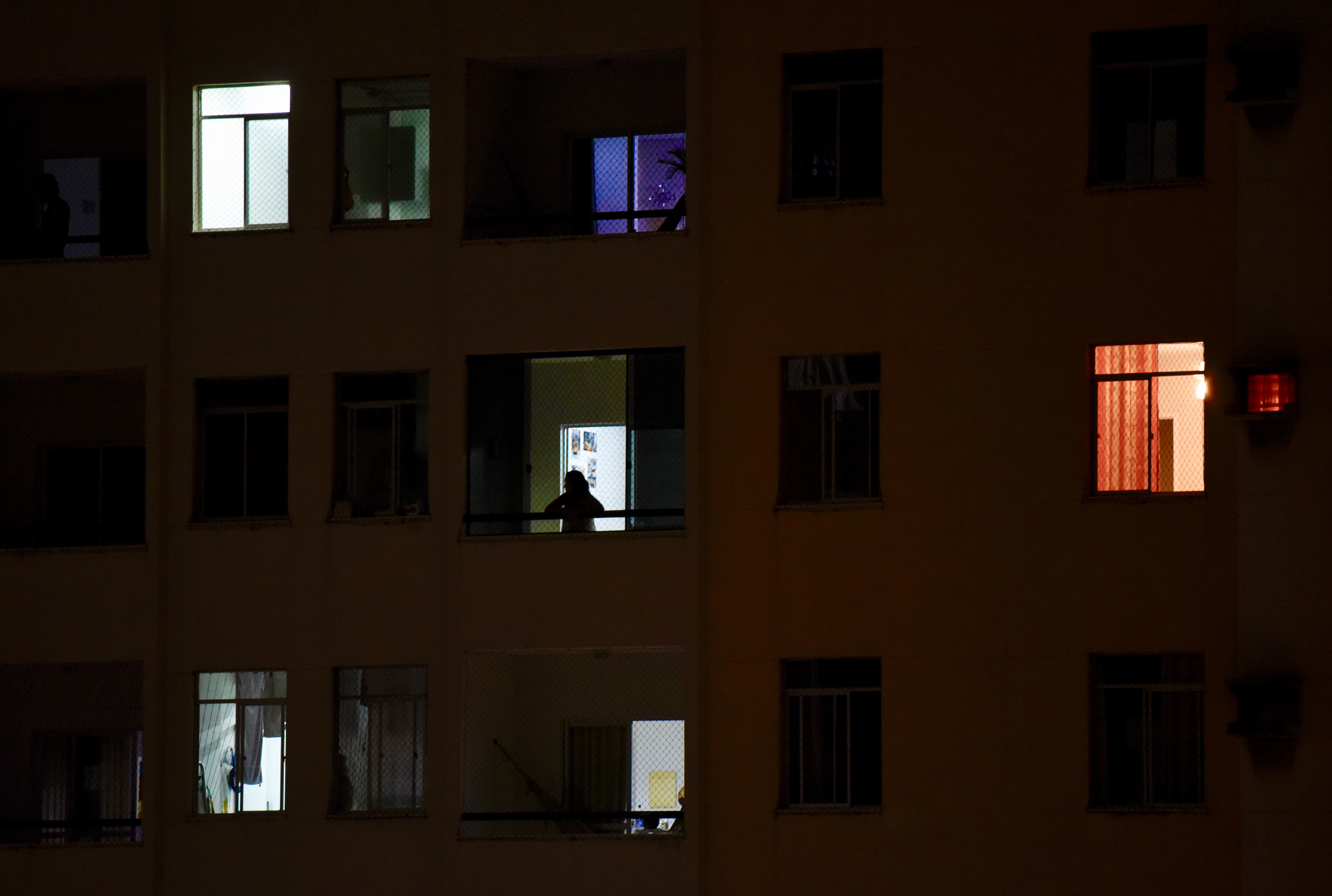 Em tempos de pandemia, a varanda do apartamento é um espaço para olhar para o horizonte.