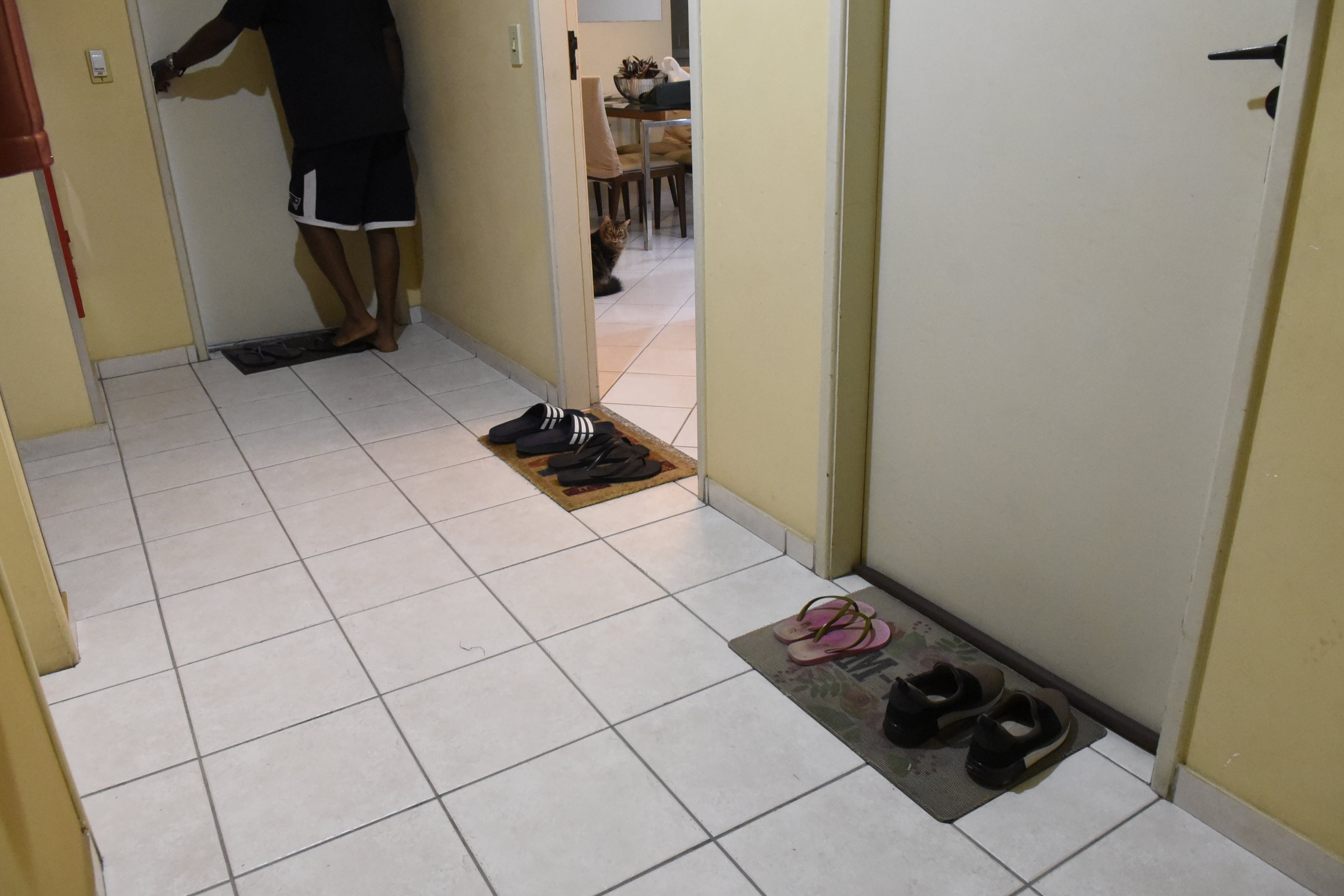 O coronavírus parece ter gerado um novo hábito nos brasileiros: deixar os calçados na porta de casa ou em um cantinho.