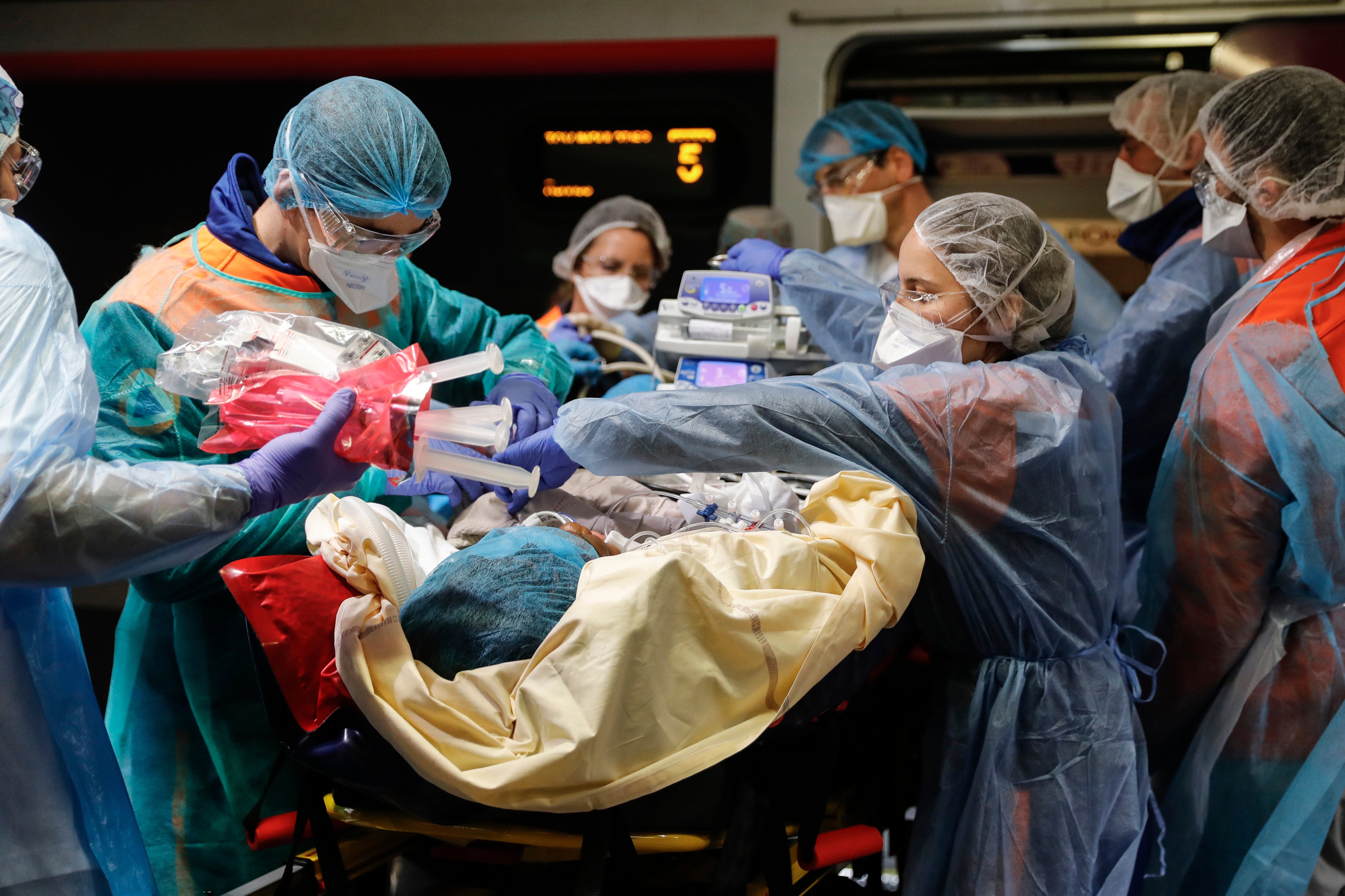 Equipe médica remove paciente infectado com o coronavírus em um trem na  estação de Gare d'Austerlitz, em Paris.  01/04/2020 - Foto: THOMAS SAMSON/ASSOCIATED PRESS/ESTADÃO CONTEÚDO