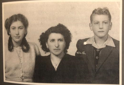 Foto do passaporte de Nerina, com mãe e irmão