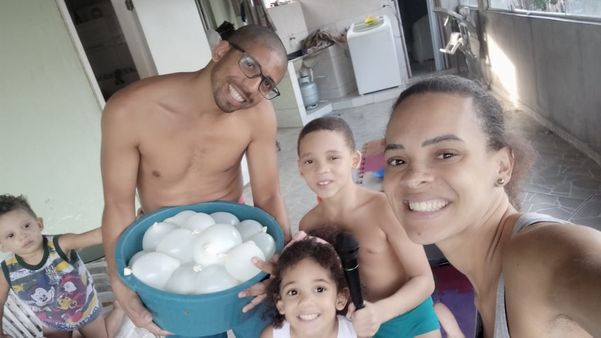 Monalisa Nascimento, o marido, Matheus, e os filhos Mathias, Maísa e Murilo: tempo de fazer brincadeiras com as crianças