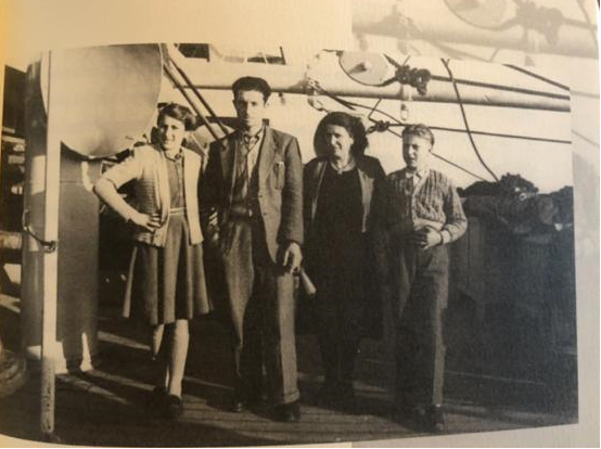 Nerina com o pai, Isidoro Bortoluzzi, a mãe, Vittoria Santa, e irmão Franco, em 1949, momento da imigração para o Brasil