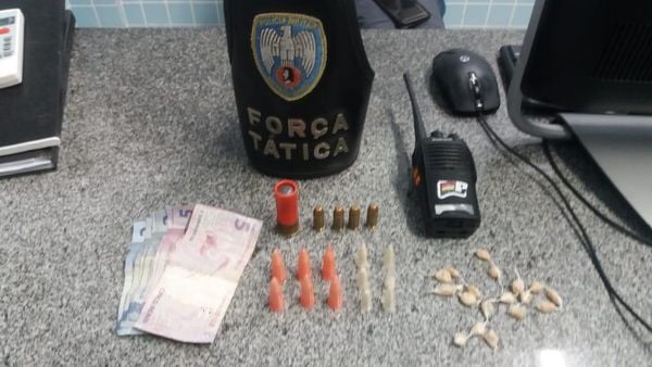 No bairro Aparecida, militares da Força Tática apreenderam dois adolescentes com drogas, dinheiro e um rádio comunicador