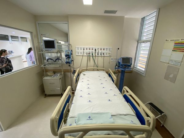Novos leitos de Unidade de Terapia Intensiva (UTI) com respirador no Hospital Jayme Santos Neves, na Serra. 