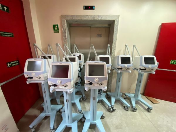 O
quarto possui todos os equipamentos necessários para receber
pacientes graves, incluindo o respirador, principal ferramenta de
tratamento de contaminados pela Covid-19. por Reprodução/TV