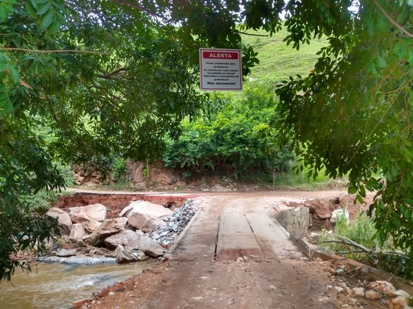 Placa de aviso colocada na ponte pela prefeitura de Castelo
