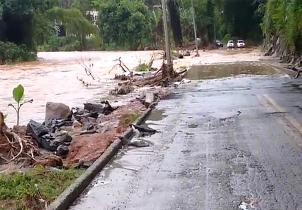 Rio Iconha transbordou em um trecho da rodovia Darci Marquiori, estrada que dá acesso à Bom Destino
