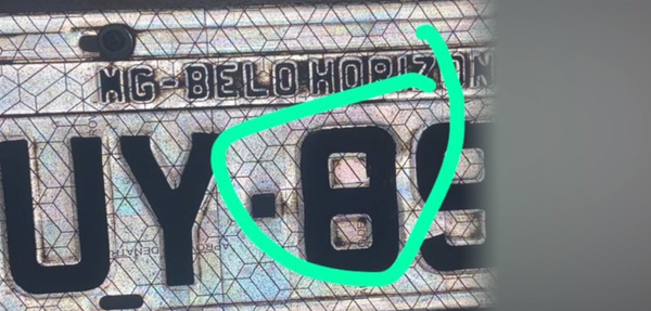 Suspeitos adulteraram a placa do veículo para tentar enganar a Polícia
