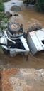 Trabalhador morre após caminhão cair no rio em Castelo(Internauta)