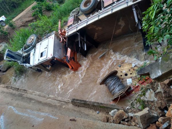 Trabalhador morre após caminhão cair no rio em Castelo