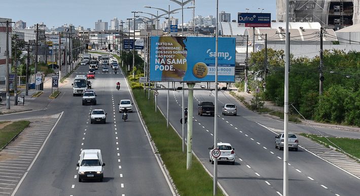 De acordo com informações da PM, duas pessoas estavam na moto quando o pneu traseiro furou, fazendo com que o condutor perdesse o controle e colidisse na traseira do caminhão