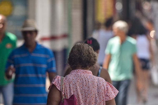 Data: 02/04/2020 - ES - Cariacica - Pandemia coronavÃ­rus - Movimento de pedestres na avenida Expedito Garcia, Campo Grande - Editoria: Cidades - Foto: Vitor Jubini 