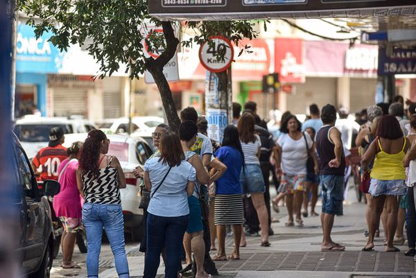 Data: 02/04/2020 - ES - Cariacica - Pandemia coronavÃ­rus - Movimento de pedestres na avenida Expedito Garcia, Campo Grande - Editoria: Cidades - Foto: Vitor Jubini 