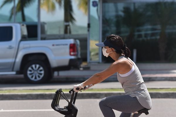  Ciclista usa máscara na Praia de Itaparica - por Vitor Jubini