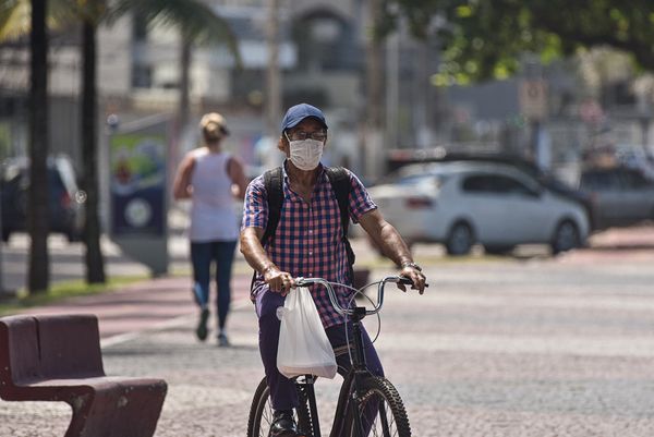  Ciclista utiliza máscara na Praia de Itapuã  por Vitor Jubini