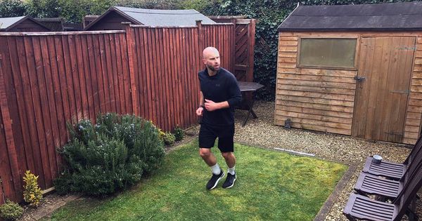James Campbell correu uma maratona de 42 quilômetros em seu quintal 