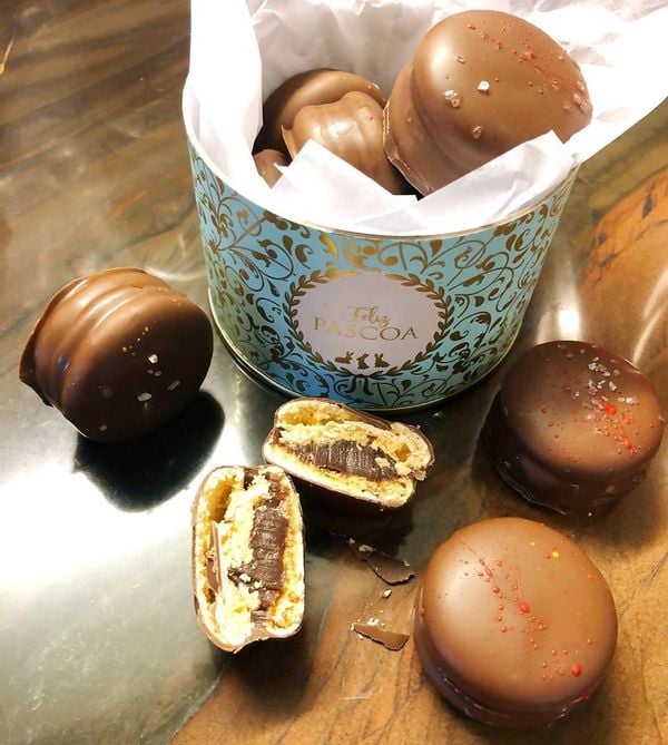 Macarons especiais de Páscoa, cobertos com chocolate, da confeiteira Caroline Iguatemy