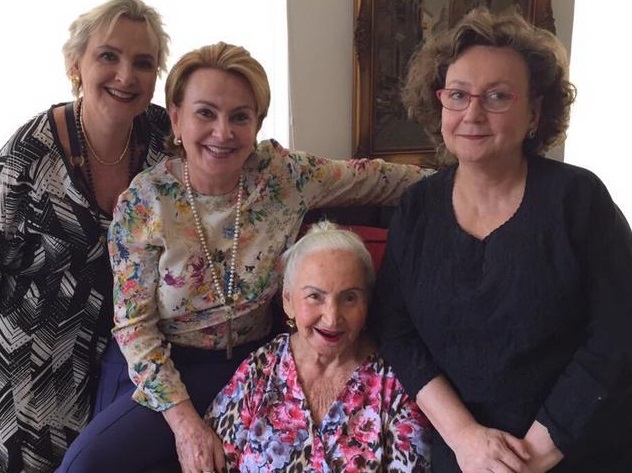 Margareth ao lado das irmãs, Rosângela e Beth, e a mãe, Ormy Pretti