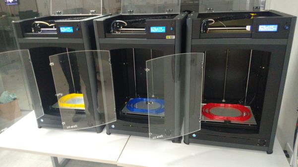 Máscaras de acetato que sendo produzidas