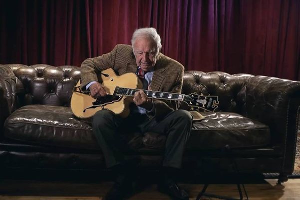 O guitarrista de jazz Bucky Pizzarelli morreu aos 94 anos, vítima do coronavírus