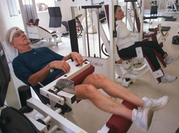Setembrino Pelissari, 75, e Andrea Avidos Pelissari, 70, fazendo musculação  por Arquivo A Gazeta
