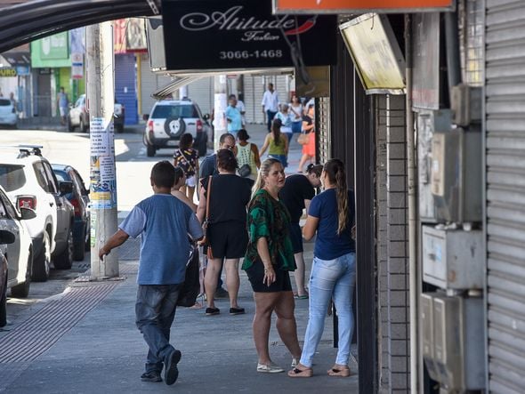 Movimento na avenida Central em Laranjeiras  por Vitor Jubini