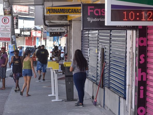 Movimento na avenida Central em Laranjeiras - Editoria por Vitor Jubini