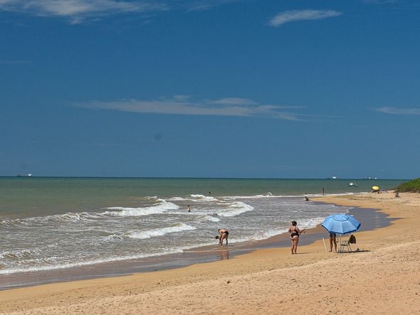 Alguns banhista na praia de Manguinhos por Vitor Jubini