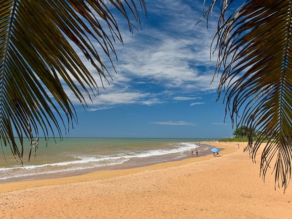 Alguns banhista na praia de Manguinhos por Vitor Jubini